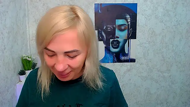 Snapshot of EmmaCat_ chatting on 11/14/25, 05:28 EmmaCat online show from 11/14/25, 05:28