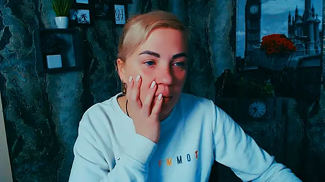 Snapshot of EmmaCat_ chatting on 11/29/25, 05:32 EmmaCat online show from 11/29/25, 05:32