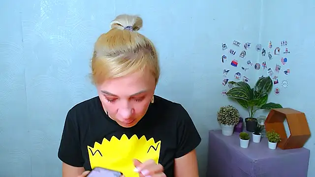 Snapshot of EmmaCat_ chatting on 12/03/25, 06:10 EmmaCat online show from 12/03/25, 06:10