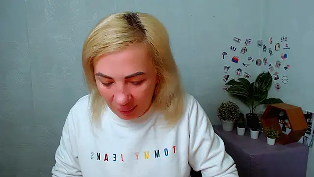 Snapshot of EmmaCat_ chatting on 12/16/25, 05:23 EmmaCat online show from 12/16/25, 05:23