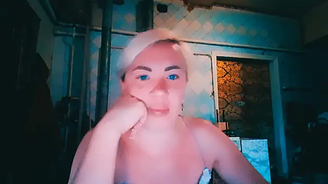 Snapshot of EmmaCat_ chatting on 06/12/26, 04:44 EmmaCat online show from 06/12/26, 04:44