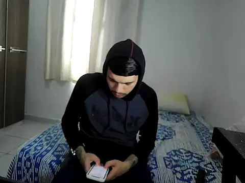 Snapshot of becmz chatting on 11/14/25, 10:58 becmz online show from 11/14/25, 10:58