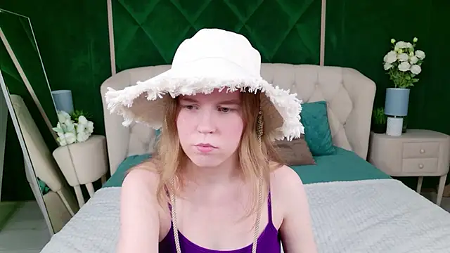 Snapshot of Alida_Brice chatting on 05/04/26, 05:42 Alida Brice online show from 05/04/26, 05:42