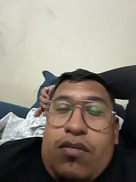 Snapshot of dannybs05 chatting on 11/11/25, 04:34 dannybs05 online show from 11/11/25, 04:34