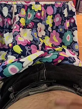 qeer098755 online show from 11/12/25, 10:04