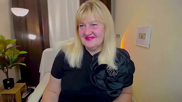 Snapshot of EmmaEllison chatting on 09/16/25, 11:55 EmmaEllison online show from 09/16/25, 11:55