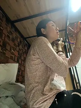 Snapshot of LAURA_LLL chatting on 11/01/25, 12:51 LAURA LLL online show from 11/01/25, 12:51