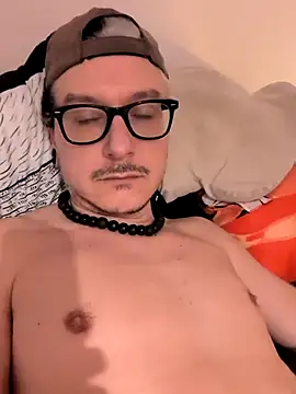 Snapshot of cruiserpup chatting on 11/29/25, 01:03 cruiserpup online show from 11/29/25, 01:03