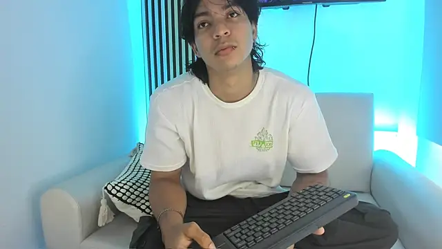 Snapshot of toji_luxxer chatting on 09/26/25, 01:15 toji luxxer online show from 09/26/25, 01:15