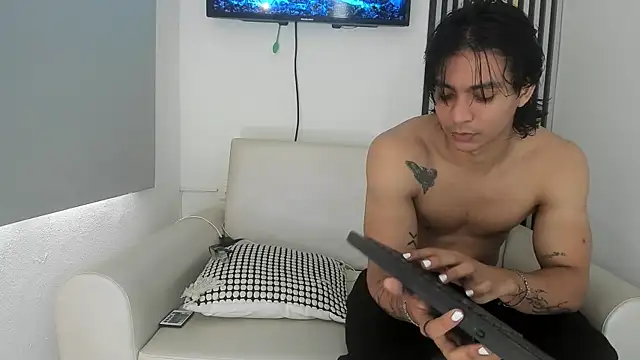 Snapshot of toji_luxxer chatting on 10/17/25, 01:35 toji luxxer online show from 10/17/25, 01:35