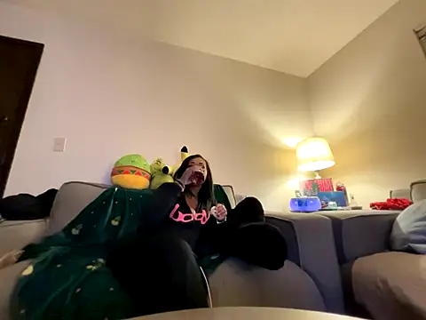 Snapshot of GoddessFatPuss chatting on 12/15/25, 03:44 GoddessFatPuss online show from 12/15/25, 03:44