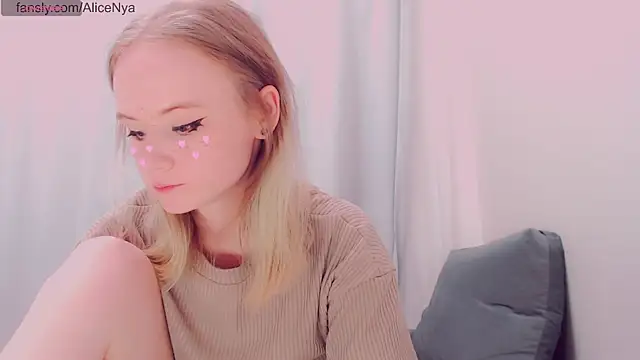 Snapshot of AliceNya_cute chatting on 12/15/25, 04:28 AliceNya cute online show from 12/15/25, 04:28