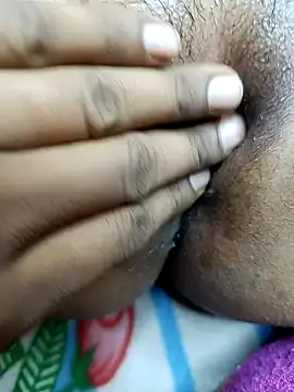 Snapshot of Romantic_couple89 chatting on 11/11/25, 04:29 Romantic couple89 online show from 11/11/25, 04:29