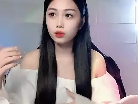 Snapshot of Lyly4757 chatting on 12/13/25, 10:15 Lyly4757 online show from 12/13/25, 10:15