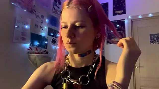 Snapshot of PinkVampire chatting on 09/18/25, 05:04 PinkVampire online show from 09/18/25, 05:04