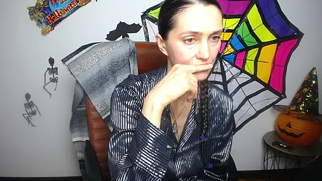 Snapshot of TayaFinch chatting on 10/31/25, 02:40 TayaFinch online show from 10/31/25, 02:40