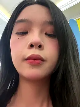 Snapshot of qiqi_x chatting on 10/12/25, 03:33 qiqi x online show from 10/12/25, 03:33