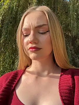 MilaMoone online show from 11/06/25, 11:00