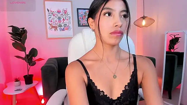 Snapshot of Tiffany_Low chatting on 06/19/26, 05:28 Tiffany Low online show from 06/19/26, 05:28