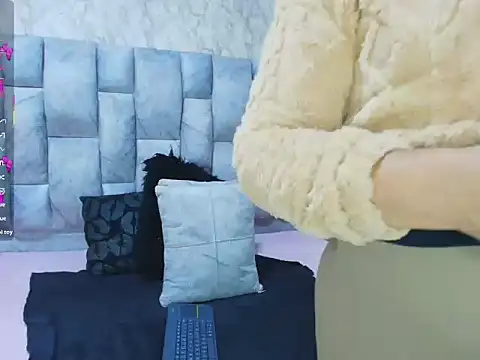 sofiagutierrez   online show from 10/02/25, 02:07