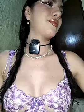 Snapshot of Emily-hottson chatting on 10/19/25, 06:58 Emily-hottson online show from 10/19/25, 06:58