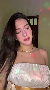 Snapshot of Emily-hottson chatting on 02/15/26, 05:15 Emily-hottson online show from 02/15/26, 05:15