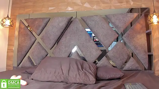 Scarlet  Jones  online show from 11/19/25, 10:10