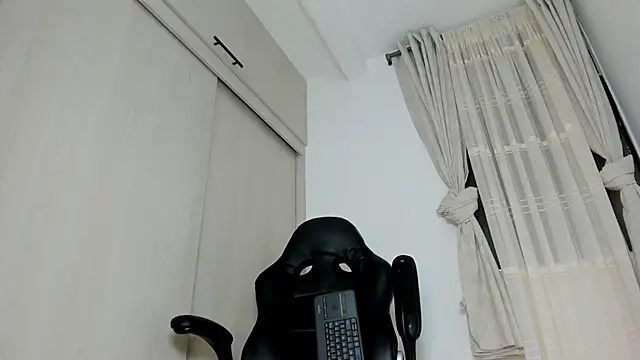 Snapshot of Biscuit_oliva chatting on 06/11/26, 12:32 Biscuit oliva online show from 06/11/26, 12:32