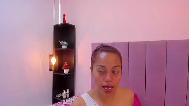 HoollyHendrix online show from 11/12/25, 08:30