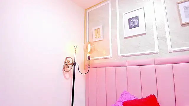 HoollyHendrix online show from 12/04/25, 08:28