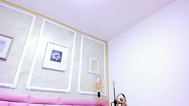 Snapshot of HoollyHendrix chatting on 12/22/25, 08:28 HoollyHendrix online show from 12/22/25, 08:28