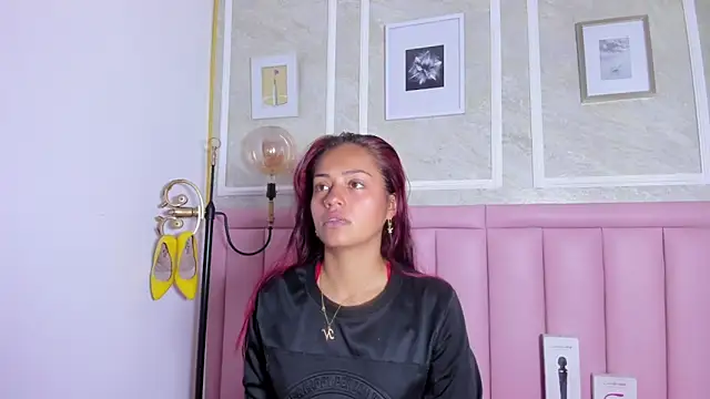 Snapshot of HoollyHendrix chatting on 01/12/26, 08:25 HoollyHendrix online show from 01/12/26, 08:25