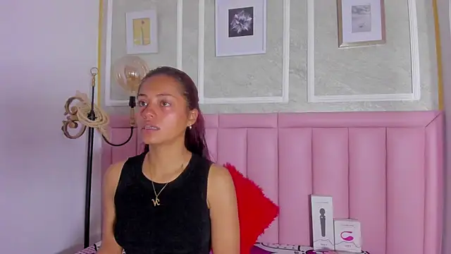 Snapshot of HoollyHendrix chatting on 02/05/26, 08:02 HoollyHendrix online show from 02/05/26, 08:02