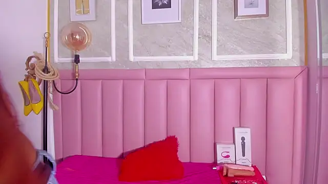 Snapshot of HoollyHendrix chatting on 02/09/26, 08:24 HoollyHendrix online show from 02/09/26, 08:24