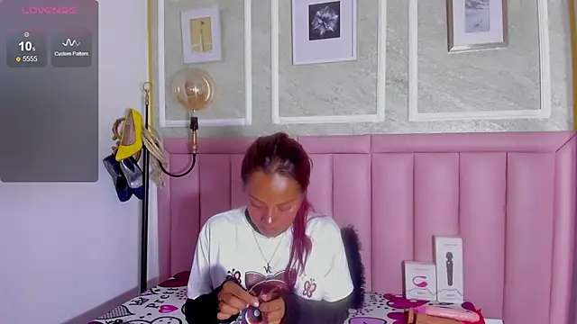 Snapshot of HoollyHendrix chatting on 02/20/26, 09:04 HoollyHendrix online show from 02/20/26, 09:04