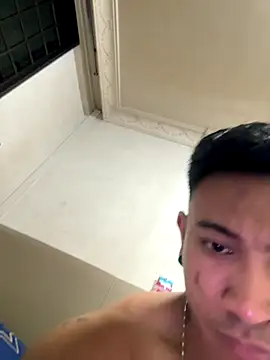 Snapshot of RoyDino chatting on 10/15/25, 01:11 RoyDino online show from 10/15/25, 01:11