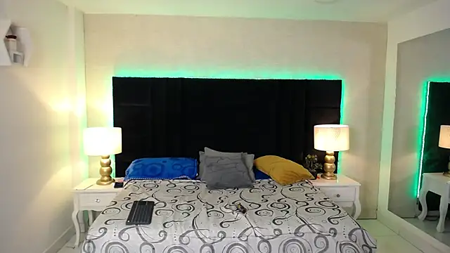 SkylerBigxxx online show from 04/17/26, 04:15