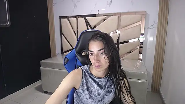 Snapshot of Maily_a_ chatting on 12/23/25, 02:53 Maily a online show from 12/23/25, 02:53