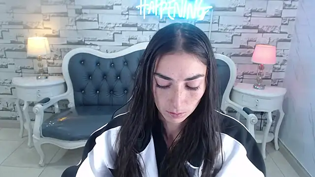 Snapshot of Maily_a_ chatting on 01/18/26, 01:04 Maily a online show from 01/18/26, 01:04