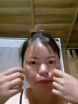 Snapshot of emly-xinh18 chatting on 10/05/25, 12:14 emly-xinh18 online show from 10/05/25, 12:14