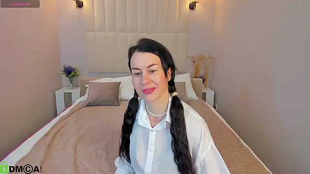 Stella Leon online show from 10/11/25, 01:05