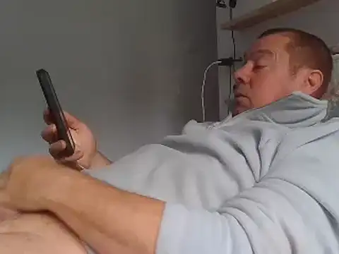 Snapshot of hugoboys4576 chatting on 10/29/25, 11:23 hugoboys4576 online show from 10/29/25, 11:23