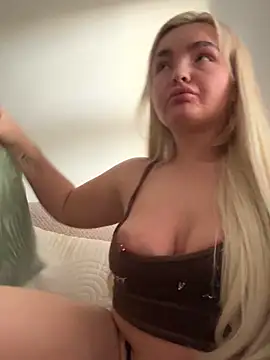 Snapshot of BelleXx chatting on 11/08/25, 03:12 BelleXx online show from 11/08/25, 03:12