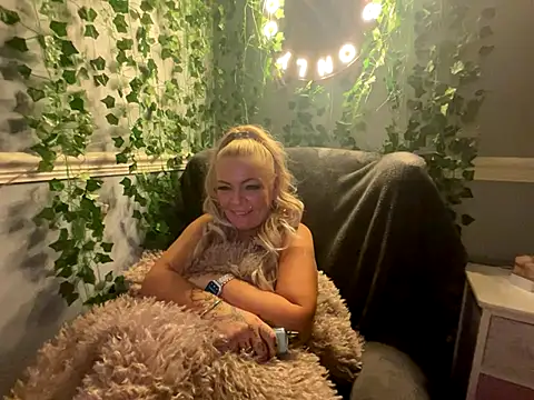 BonnyDesire online show from 12/18/25, 08:15