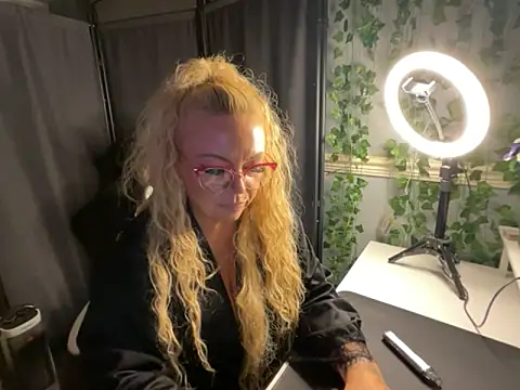 BonnyDesire online show from 03/25/26, 08:15