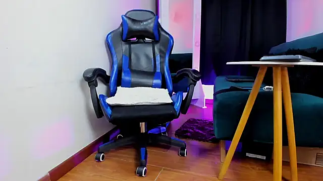 Snapshot of Charliejones_ chatting on 10/30/25, 12:12 Charliejones online show from 10/30/25, 12:12