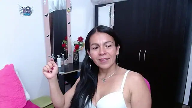 camilavargas  online show from 10/12/25, 11:04