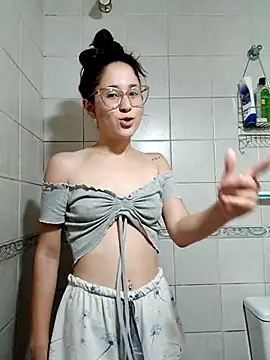 Snapshot of linameii chatting on 10/24/25, 04:09 linameii online show from 10/24/25, 04:09