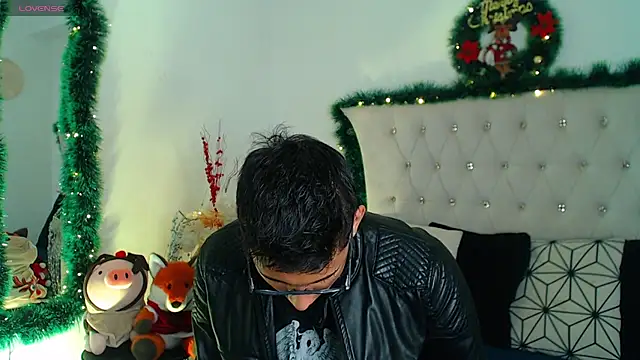 Snapshot of SalvadorFit chatting on 12/22/25, 09:34 SalvadorFit online show from 12/22/25, 09:34