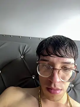 Snapshot of arthurdavies chatting on 10/31/25, 04:02 arthurdavies online show from 10/31/25, 04:02